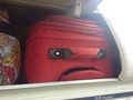 Mi maleta cuando se entera que no viajará en en bus de $0.35 ctvs con aire acondicionado.