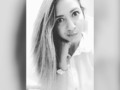 🎶 El amor es un suave, rumor que se acerca, un timbre a lo lejos, una brisa ligera, una voz en la calma, un aroma de menta, un después, un quizás, un haber, un amen. El Amor va brotando entre él aire y el suelo y se palpa y se siente, no hay quien pueda verlo y hace que te despiertes y pienses en el y te llama despacio rosando tu piel. El amor te hipnotiza, y te hace soñar y sueñas y se decide, si te dejas llevar y te mueve por dentro y te hacer ser más y te empuja y te puede y te lleva detrás🎶