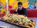 ¿Con cuantos amigos te irías a comer esta bestia?
