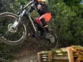 Hoy MTB, la última foto recuerda lo importante de los equipos de protección. Su cabeza pegó contra una piedra pero el casco absorbió todo el golpe.