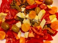 Y para la cena de hoy tenemooooos 🥁  Una ensalada al estilo tropical.🥗 Quien guste experimentar de varios sabores a la vez esta puede ser una excelente alternativa:  Utilicé: - Tomate - Aguaymanto - Aceituna Verde - Queso fresco - Brócoli  Modo recurseo total 😂 Una bomba de antioxidantes, fibra, prote y grasas saludables. 🧡  #salad #night