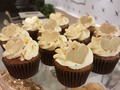 Cupcakes de zanahorias c9n cobertura de crema de mantequilla nueces y chocolate blanco #cupcakes #carrotcupcake #somosamasa