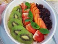 Un desayuno de lujo; bowl con avena y frutas