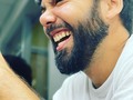 Sonríe fuerte y con ganas.
