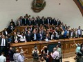 #LaFotoDelDia Los 100 diputados toman el control del parlamento y sesionan en el hemiciclo de la @asambleave