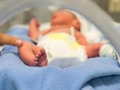 Dan por muerto a un bebé recién nacido y lo meten a refrigerador de cadáveres