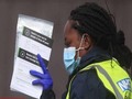 Una joven británica recibió multa de más de 8.600 dólares por violar la cuarentena