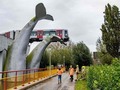 Escultura de ballena detiene caída de tren de metro