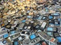 ¡Increíble! Un hombre tiene una colección de 1.000 teléfonos celulares