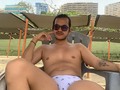 Y yo no discrimino, me gustan los latinos, también los europeos, los coreanos y los chinos. Me gustan morenitos, altos y también bajitos… Aunque no soy granjero mi ganado esta refino. Me gustan los Robertos, los Albertos, los Joses, los Andrés y los Ferchos, Oscar, Juan, Nicolás y los Diegos, si olvido a alguien un tequila y lo recuerdo.