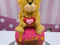 Hoy día del amor y la amistad tuve la oportunidad de recrear esta nueva tendencia de torta boom 💥 adaptada a San Valentín, una versión diferente y más cute 💗   Me encanta siempre darle el toque especial que me caracteriza 😍🧡   Cuéntenme que les pareció..   #cakes #cakesofinstagram #cakeoftheday #cakescakescakes #cakesdecoration #cakedesign #cakeart #oso #boomcake #cakeboom #bearcake #cakebear #cakesdec#cakesdesigns