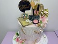 Tecnología y belleza: la combinación perfecta📱💄  Una cake elegante con todo lo que le gusta a la cliente y creo yo que a todas nosotras 🥰🤣🤣  Que tu día sea tan brillante como el acabado de tu maquillaje y tan actualizado como la última versión de tu iPhone🧡  #jennyblueth #jennybluethcakes #cake #cakes #torta #tortas #cakedecoration #cakeoftheday #cakeoftheinstagram #cakeoftheweek #cakedesign #cakedesigner #maracay #caracas #valencia