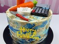 Será que esta cake es para un Portu?🇵🇹🤣  Me divertí mucho haciendo esta cake porque cuando yo era niña mi papá era igualito, no soltaba una calculadora, siempre tenía un cuaderno a la mano y el lápiz infaltable detrás de la oreja por supuesto…🤣  Siempre llegaban a la panadería diciendo “Portu o mira Joao dame 2 campesinos, una garrafa de leche y 2 litros de jugo y me lo anotas ahí”🤣  #jennyblueth #jennybluethcakes #cake #cakes #torta #tortas #cakedecoration #cakeoftheday #cakeoftheinstagram #cakeoftheweek #cakedesign #cakedesigner #maracay #caracas #valencia