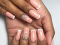 Relleno de acrílico, manicura permanente, francesa y cristales by @marbella_nails_art 😍😍💅🏼💅🏼