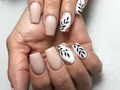 Relleno de acrílico, manicura permanente y diseño by @marbella_nails_art 🌿😍💅🏼