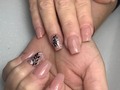 Acrílicas nude, más diseño y foil by @cherry___nailss
