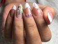 Uñas acrílicas almendradas, encapsulado y francesa con Decoración de cristales 💠😍😍💅🏼, pueden pedir su cita al +56967196794💅🏼💐