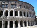 Y el otro día hablábamos de la diferencia entre teatro y anfiteatro (romanos)... pues aquí al explicación  Pues la diferencia fundamental es la forma, y es que el teatro es abierto, semicircular, como el de Mérida o Segóbriga, por ejemplo... En Roma tenemos el teatro Marcello, y como los romanos son muy apañaos, pues han aprovechado para construir casas en el piso superior... (primera fotografía)  Por su parte el anfiteatro está cerrado, bien circular, como el propio Coliseo Romano, u ovalado como el de Itálica (Sevilla) que seguro os suena... ¿o era Pozo Dragón? (segunda fotografía)  Hay muchas más diferencias, por ejemplo el anfiteatro es de origen griego, mientras que el anfiteatro es de origen romano; por otro lado el uso del teatro es más limitado, mientras que el anfiteatro tenía más usos... y ya :) 🇮🇹 #roma #teatro #anfiteatro #buenasnoches