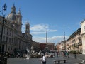 ¡Volvemos a la carga! Y es que #Roma tiene espacios únicos, como la Piazza Navona. ¿Quién no ha pasado por allí al visitar la ciudad eterna? Es un punto de referencia para el turista y el local por sus restaurantes y tiendas... veamos algo más... La Piazza Navona tiene esa forma tan peculiar debido a que ocupa el espacio que anteriormente ocupada el estadio de Domiciano, que poco a poco, y tras varios usos con la llegada de Sixto V -que tanto transformó Roma urbanísticamente hablando - le dio su actual estado. La plaza tiene varios elementos caracterís, entre ellos la iglesia de Sant'Agnese in Agone, que ocupa el lugar donde se encontraba en lupanar en el que Santa Inés fue obligada a desnudarse en público y renunciar a su fe. Otro de los elementos caracterís son sus fuentes: la central, de los Cuatro Ríos (los más importantes conocidos en su época: Nilo, Ganges, Danubio y de la Plata). Las laterales son la fuente de Neptuno y la del Moro. Por último, el palacio Pamphili, embajada de Brasil.