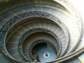 Y después del puente, seguimos en #Roma para conocer un poco más, en este caso, de la ciudad del #Vaticano. Empezando por la impresionante entrada a sus museos, por la escalera de Bramante, que parece no tener fin... #buenasnoches #roma #italia 🇮🇹