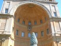 Los jardines del #Vaticano, que ocupan la mitad de la extensión del país, ocultan rincones curiosos como el Patio de la Piña, que sirven como descanso a la visita de los museos y el resto de las partes públicas (aunque siempre con visita guiada) #buenasnoches #roma #italia 🇮🇹