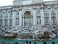 #Lunes... y es que no hay quien no reconozca la impresionante #fontana di trevi... de día o de noche no te deja indiferente... dicen que si tiras una moneda con la mano derecha por encima del hombro izquierdo y pasando por el corazón, volverás a #Roma... Pero es que dicen, que si tiras dos, encontrarás el amor con un italiano o italiana guapo pa' morir... Y si tiras #tres, ¡te casarás con esa persona! #buenasnoches #italia 🇮🇹