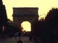 Uniendo el Arco de Constantino y el resto del #foro, se encuentra la via Sacra: a un lado las termas de Elagabalo, y al otro el tempo de Venus... al fondo el Arco de Tito y un impresionante atardecer... #buenasnoches #roma #italia 🇮🇹