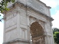 Construido por Domiciano para conmemorar la muerte de su hermano mayor Tito, el arco está ricamente decorado con las batallas que éste ganó en Jerusalén contra los judíos. #buenasnoches #italia #roma 🇮🇹