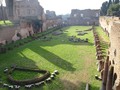 En la colina Palatina, encontramos los restos del palacio de Domiciano, y entre ellos el impresionante estadio Palatino, que llegó a tener una estructura porticada de hasta 7 metros de alto. Fue un jardín, un anfiteatro privado... ¡160x46 metros! #buenasnoches #roma #italia 🇮🇹