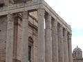 #Bunenosdias Dentro de los foros también tenemos el tempo de Antonino y Faustina... o lo que queda de él. Ese pórtico de columnas que protege la entrada de la iglesia de San Lorenzo. ¡Cómo me gustan esas columnas corintias! #roma #italia 🇮🇹