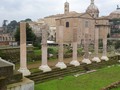 Construido por Vespasiano, el Templo de la Paz, es en verdad un foro más, como el de Augusto y su mayor parte se encuentra bajo la via dei Fori Imperiali. Contaba con un jardín interior, al contrario que otros foros. Hoy solo quedan unas magníficas columnas. #buenasnoches #italia