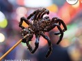 Para los aventureros Gastronómicos que van en busca de nuevos sabores y texturas. . Camboya, además de ser famosa por sus imponentes amaneceres, hay un plato que no pasa desapercibido, se trata nada más y nada menos, de tarántula frita. . Dicen que el sabor es bastante agradable, "por fuera una crujiente cubierta y por dentro una delicia cremosa" .  Es este aperitivo de proteína es considerado una especie de mezcla entre pollo y bacalao… sólo que con ocho extremidades peludas. . . . #ViveTurismo #Camboya #Tarantula #Crujiente #CrispyTarantula #Comida #Food #Aventura