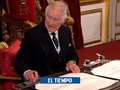 Carlos III: críticas por el gesto que hizo durante la firma del documento real - El Tiempo