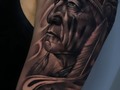 "¡Nuevo tatuaje en estilo realismo sombras completado! Este diseño se inspira en la cultura de los indios piel roja, con detalles impresionantes que capturan la fuerza y la sabiduría de este pueblo ancestral.  @bestialink_oficial  @tattoofixcare   ⚡️¡Estoy emocionado de estar de regreso en Bogotá y tatuando nuevamente! Si estás buscando un tatuaje con significado y estilo, contáctame para programar tu próxima sesión. #Tatuaje #Realismo #IndiosPielRoja #Bogotá"