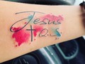 Hoy quiero mostrarte mi primer tatuaje, pero no sin antes aprovechar la oportunidad para pedirte por favor que NO TE CONFUNDAS.  ¿Como así que no me confunda? Te estarás preguntando.  ¡Si! por favor no te confundas, te lo digo porque sé que en las ocasiones en que mi humanidad salga a flor de piel, no faltará el dedo acusador que diga: "Y eso que tiene a Jesús tatuado", precisamente por eso te digo, NO TE CONFUNDAS, siento que debo repetirlo, NO TE CONFUNDAS.  Este tatuaje no representa una vida con una moral superior, mucho menos representa lo perfecto que crees que soy (De hecho, si me conoces realmente, quizá nisiquiera querrías tenerme cerca, porque estoy tan lleno de errores que lo más probable es q no puedas soportarme), y sí que muchísimo menos este tatuaje es una insinuación de que soy mejor que tú.  Realmente este tatuaje me lo hice como un RECORDATORIO.   Precisamente en el momento en que mi humanidad aparezca, cuando mis malas decisiones me lleven a un lugar que no deseo, cuando mis errores o mis palabras hieran a alguien, cuando tenga miedo, cuando ofenda, cuando llore, cuando sufra, etc.   En todas esas ocasiones quiero mirar este tatuaje y recordar que Jesús murió por mí, que me salvó la vida, que me sacó de un lugar oscuro que no le deseo a nadie, que me compró con su sangre; quiero ver el tatuaje y sentirme AMADO y PERDONADO, saber que su amor es mucho mayor que TODO lo malo que hay en mí.   ¡Que Él es MÁS QUE SUFICIENTE!  Pero, sobre todo, quiero recordar que el empezó la obra, y que la va a terminar, ¿cuándo? cuando el vuelva, mientras tanto estoy en el proceso de ser cada día mejor, no como un resultado de mi esfuerzo, sino como un fruto de crecer en el entendimiento de su gracia y su AMOR por mí.   Siempre se ha tratado de lo que Él hizo por mí y lo que puede hacer a través de mí, no de lo que yo pueda hacer para, o por Él.  Hoy no estoy donde estaba ayer, pero tampoco estoy donde estaré mañana.  Entonces por favor, de verdad, NO TE CONFUNDAS. ¡¡¡Tenme un poco de paciencia!!!  Psdt: ¡Todo esto aplica también para ti, Él te AMA! …