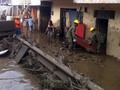 4 muertos y 18 desaparecidos tras desbordarse río en Colombia  El gobernador del departamento colombiano del Cauca (suroeste), Oscar Campo, confirmó hoy que cuatro personas, entre ellos un bebé, murieron en el municipio de #Corinto como consecuencia del desbordamiento anoche del río #LaPaila.  Hasta el momento hay "cuatro personas reportadas como fallecidas", dijo Campo quien agregó que las autoridades tienen registrados 18 desaparecidos y 26 lesionados.  La catástrofe comenzó ayer alrededor de las 6:10 pm, cuando las fuertes lluvias causaron un desbordamiento del río La Paila que inundó varios barrios de este municipio de cerca de 32.000 habitantes y arrasó algunas zonas rurales.  El gobernante agregó que la riada también destruyó 37 viviendas aunque ese número puede no ser definitivo dada la magnitud de la inundación en los barrios #LaColombiana, #LaPlaya y #Esmeralda, así como de las aldeas #Carrizales, #Pedregal y #ElTablón.  Los equipos de rescate y socorro comenzaron hoy a trabajar desde primera hora del día para buscar a los desaparecidos y avanzar en las labores de desescombro de Corinto.  En las labores trabajan militares del Ejército, miembros de la Policía y de la Defensa civil que realizan las labores de limpieza de escombros y ayudan a los damnificados a recuperar sus enseres en casas que quedaron anegadas por el barro.  Según la Cruz Roja Colombiana 256 personas son atendidas en un coliseo deportivo de la localidad donde han sido trasladadas y en el que los equipos de socorro han repartido comida y los han atendido.  Fuente: El Nacional  #8nov #Mundo