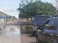 Av Jacinto Lara a la altura del banco Bicentenario las aguas negras acabaron con el asfalto.  La comunidad pide Soluciones a la problemática que además de afectar el tránsito es un foco de enfermedades.  #Elojodelacalle  #PuntoFiJo  #noticias