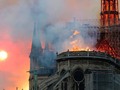 INTERNACIONALES Se produjo un incendio en la emblemática Catedral de Notre Dame en el corazón de París la noche del lunes. Las imágenes del edificio en llamas inundaron las redes sociales. El fuego está consumiendo el techo de la nave central de la iglesia. Una de las agujas de la catedral colapsó, consumida por las llamas. 📸 Getty  #NotreDame #Paris #París #incendio #incendiocatedralnotredame