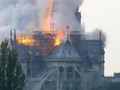 INTERNACIONALES Se produjo un incendio en la emblemática Catedral de Notre Dame en el corazón de París la noche del lunes. Las imágenes del edificio en llamas inundaron las redes sociales. El fuego está consumiendo el techo de la nave central de la iglesia. Una de las agujas de la catedral colapsó, consumida por las llamas. 📸 Getty  #NotreDame #Paris #París #incendio #incendiocatedralnotredame