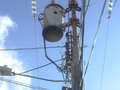 Necesitan 2.000$ para poder recibir servicio eléctrico. 16 viviendas de la calle José Dolores Beaujon, están sin servicio eléctrico desde hace más de una semana,  la mayoría de quienes habitan en el lugar son adultos de la tercera edad, en su mayoría pensionados, por lo que sus ingresos no son suficientes para cancelar 250$ por vivienda para que pueda ser instalado el transformador. El mismo sufrió daños este viernes 10 de enero a las 4:30pm después de una fuerte ráfaga de viento. Los habitante hacen un llamado a quienes competa la solución del problema.  #Paraguaná #Noticias