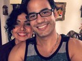 A quien ven en la foto es mi amada y hermosa tía @celis_zanz es mi madre también, tengo otras 4 tías maternas que han hecho de mi vida un camino muy especial pero ese es otro tema porque hoy está de cumpleaños mi súper tía Celeste y por eso quiero contarles rapidito cómo es ella. Es docente jubilada y me consta que es una madre para muchos de los que fueron sus alumnos porque es de esas mujeres que ama su vocación y siempre la ejerció con esa disciplina y bondad que una buena madre le da a sus hijos, ella a sido pilar fundamental de mi educación y valores, mi tía siempre a estado muy presente desde que yo era más joven de lo que aún soy (🤫)... en una de esas tantas enseñanzas en las mañanas cuando nos levantábamos me dio un dato que hasta el sol de hoy utilizo y valoro cómo un tesoro, me dijo, “vamos a tender la cama” y por supuesto yo que era muy pero, muy obediente le dije que no y me fui a ver comiquitas, con su sabia paciencia me dijo, “ayúdame a tender la cama, así apoyamos a tu mamá en los deberes del hogar y ella se pondrá muy contenta”, con esa calma y amor con la que me trataba no podía negarme a sus peticiones (ademas me consentía mucho) en el ínterin de aprender a tender la cama (en las varias ocasiones que lo hacíamos) me decía, “si quieres comenzar el día organizado y que todo te salga bien comienza por tender la cama”, esa sencilla enseñanza me sigue hasta hoy, tanto que si no tiendo la cama antes de salir de casa el día es un fiasco, les juro no es superstición, es orden. Me sirve en cada día de esos que me levanto y veo todo difícil, desordenado, incómodo pero, me calmo, tiendo mi cama y las ideas comienzan a organizarse como si un corrector de word hiciese su trabajo.  Pues así siempre recuerdo a mi hermosa tía dándome el dato que me acompaña hasta el sol de hoy, educando con amor y dándome las herramientas para lograr todos los objetivos propuestos. Vayan a darle amor y felicitarla por su cumple así aprovechan y le dicen de mi parte que la amo!!!  Felicidades tía!! 😘😘😘  #felizcumpleaños  #tia #amor #familia #joanmactivo