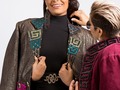 Vengo INQUEBRANTABLE E IMPARABLE! Te presento mi propuesta EJECUTIVA-COMERCIAL💥 #ADNnativo @jochebecdesign @jochebecdesign  Impecable! Extravagante! Elegante! Fuerte! Determinada! Empoderada! Lujosa! Fino!Exclusiva! Nativo! Caro!   Cómo has de saber soy ultra detallista exigente a la hora de dirigir producción y esta vez no puedo negar que la zona confort de @smarttruestudio fue al calibre de la marca !  #chaquetasreversible dos en uno ! #chaquetasbrocadas con telas y accesorios de alta en materia prima de @telaslivingston bajo el sello de @jochebecdesign @jochebecdesign  Estamos listos para hacer una presentación impecable en @expocomer junto a la dirección de la mejor fashion Style @360byclaudia representando a mi @miculturapma  💃🏻 @alondra_nicole1820  💄 @eleonoramakeupartist  😎 @lentemaniapty  ✨ @jagjoyeros  📸 @smarttruestudio  🎥 @rstudio_98  ✨ @jochebecdesign