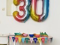 Tengo 30 años ya soy un adulto extraoficialmente, es más tengo la edad que tenían los adultos de mi niñez, visto desde esa perspectiva y como en mi familia hay niños, siento el compromiso conmigo misma de ser emocionalmente más responsable y sana, ser más afectiva, más empatica, más sincera y mejor ser humano, yo no quiero que no parezca que no me pasan los años, yo si quiero que se note que he vivido, que he crecido, que he madurado, que he cambiado (en este último año me tuve que presentar a mi misma como 4 veces) si me conociste hace dos años, ya no me conoces y eso me gusta, desaprender y reconstruirme con lo bueno que me presenta la vida me hace feliz.  Gracias a todas las personas que vinieron este último año a sumar, y a hacerme sentir que ser todo lo intensa que soy está bien y que si hay más personas que sienten de verdad y no les da miedo.   La vida es bella, aunque a veces no lo parezca sólo hay q aprender a mirar, Gracias @dafonseca23 por muchas veces prestarme tus ojos.