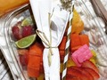 Bandeja de fruta presentación tipo buffet, smothie de frutos amarrillos y cama de masmelos ☀🍒  Pedidos al:3012970080