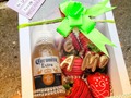 Fresones cubiertos de chocolate blanco más cerveza corona   #regalosarmenia #regalosaniversario #regalosespeciales #fresasconchocolate #fresasconchocolatearmenia #fresones🍓 #fresasconchocolate🍓🍫