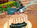 Deliciosa Torta fria con chocolates kinder   #cumpleañosarmenia #cumpleañosquindio #tortasartesanales #tortaspersonalizadas #tortadecorada #tortastematicas #tortacumpleaños #tortamusico #bajo #amplificador #marshal