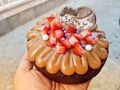 Brownie para mamá Delicioso brownie Minicake con dulce de leche y fresas, figura de mamá e hijo decorada con polvo de oro   Pedidos por encargo al 3012970080  #browniearmenia #brownie #diadelamadre #diadelamadrearmenia  #tortaartesanal #postre #tortamamá