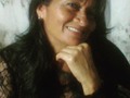 Solía imaginar en poder darte un día bonito y agradable, yendo a cenar a tu lugar favorito para festejar tu cumpleaños, lugar al que prometo ir cuando esté en casa.  Hace un año (27-04-2022), estaba ansiosa por sorprenderte, por hacerte llegar un detalle, que en este caso fue un teléfono celular para poder estar conectada contigo 24/7, estar atenta a tus necesidades; pues estaba lejos de casa.  Hoy día ya no hay celular que valga, te veo solo en mis sueños y es el único medio que me permite saber de ti.. ya no quiero ser fuerte, solo no quiero sentir esta maluquera en el corazón.  Ayer lloré.. que injusta es la vida, pensé! Han sido 3 meses duros, pues no imaginé que esto me pasaría tan pronto. Quedaron muchos proyectos por culminar, pero desde el cielo me verás triunfar.  Feliz Cumpleaños Mi Ángel 🤍 Ayer estarías cumpliendo 61 años 😔