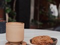 Este pequeño recorrido por este bonito cafecito ☕️ ¿cual es tu cafecito favorito en la ciudad?  1. Mi cafecito favorito: Latte  2. Mi mesa favorita del lugar  3. Es válido se te antoje una galletita también 🙇🏻  #coffeelover #coffeeshop #coffeeaddict
