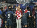 APLAUSOS a la Presidenta de Croacia, Ni la lluvia ni la derrota le borraron su #SONRISA!! Abrazó a su equipo y los franceses por igual!  PURA ACTITUD !!! . Regrann from @caradeholaoficial - "Ciertamente, la presidenta de Croacia ha demostrado un #LIDERAZGO DIFERENCIAL, por su CERCANÍA y AUTENTICIDAD que ha sobresalido más aún por las debilidades pro y de #hospitalidad del país anfitrión en un evento tan relevante; . Primero, por ser una DAMA y segundo por lo que representa (un país). El #pro, atiende lo referente a las consideraciones que por su investidura (lo que se representa) le corresponden a estas autoridades (es institucional) y la #hospitalidad tiene que ver con el cuidado de sí mismo para a su vez cuidar al otro y hacerle sentir bienvenid@ en todo momento (es socio-cultural, institucional y corporativo). . Ambos, requieren conocimiento, diseńo (preveer lo que puede pasar o promover lo que se desea que pase) y -por supuesto - entrenamiento a todo el equipo involucrado que comienza por sensibilizar sobre el alcance de sus efectos. En este caso, la incomodidad de ella y del Presidente de Francia de seguir adelante, de pie, mojándose del aguacero o contraer un resfriado -por decir lo menos- por la falta de consideración. Evidentemente, en este cierre del Mundial de Futbol 2018, ambos - pro y hospitalidad- estuvieron AUSENTES." #russia2018 #final #mundial #copadelmundo ....,.... @mercadeoypromo (@get_repost) ・・・ Realmente una Líder!!!!!! Algunos medios cuestionan - ¿Y A LA PRESIDENTA QUIEN LA CUBRE? Al momento de la premiación se presentó un torrencial aguacero. La presidenta de Croacia, Kolinda Grabar-Kitarivic fue la única que permaneció bajo la lluvia mientras felicitaba a los jugadores.  Y es que opinamos que cada vez los «líderes» deben asemejarse a lo que ELLA a demostrado hasta ahora 📷@mauriciomorenofoto